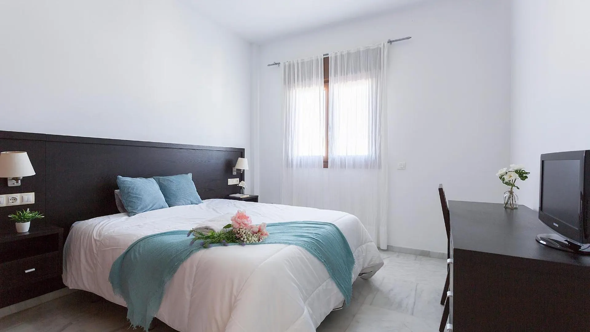 Aticos Lux Sevilla Piscina Parking contacts