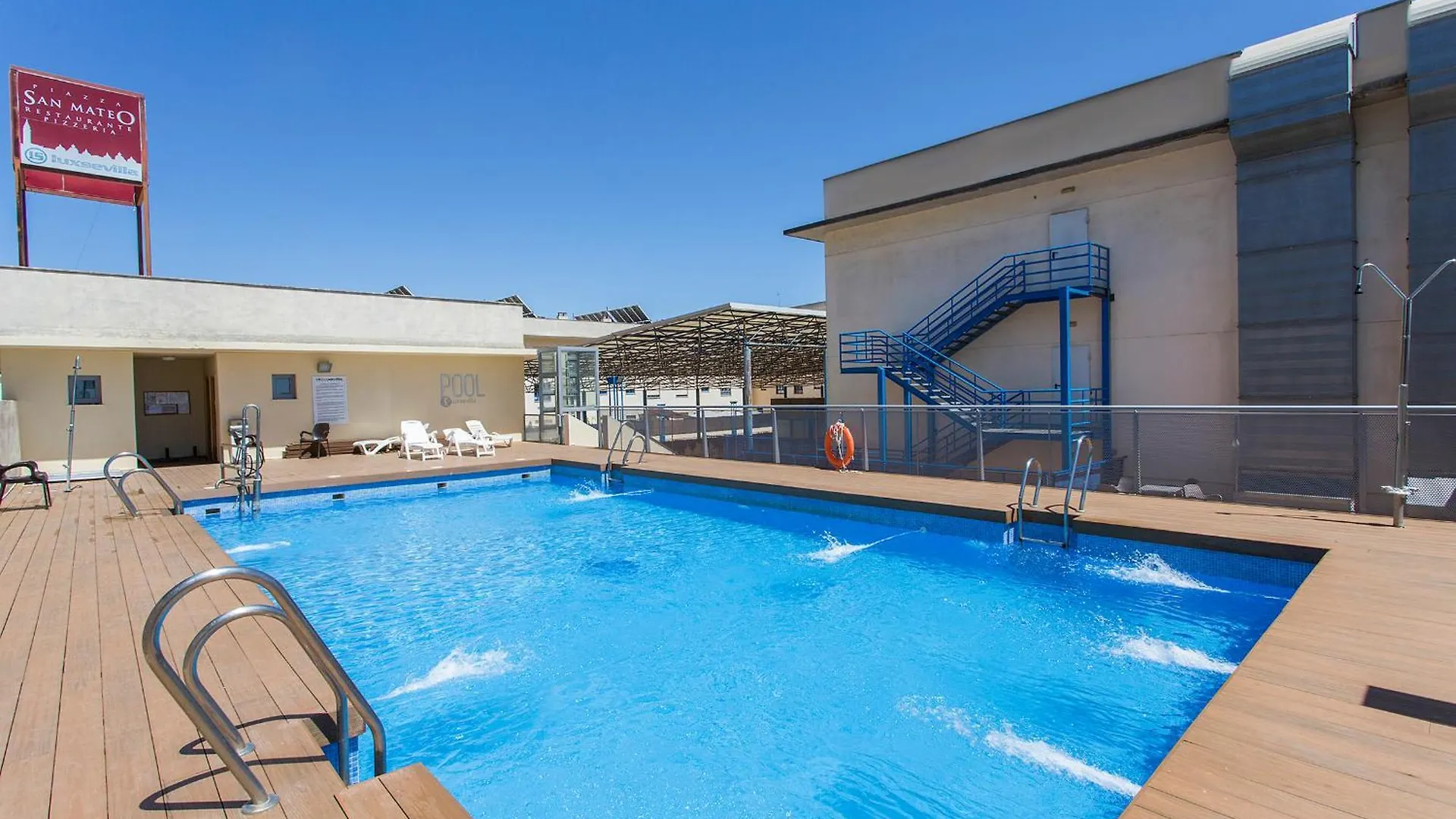 Aticos Lux Sevilla Piscina Parking Bormujos Spain